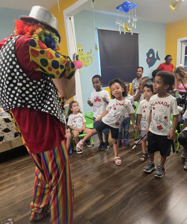 Un clown anime une fête pour les enfants de la garderie